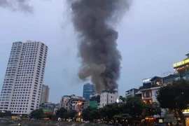 Cháy tại ngôi nhà 3 tầng trên phố Đê La Thành (Ảnh: Bách Trần/Vietnam+)