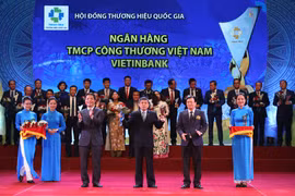 Ông Cát Quang Dương (giữa) đại diện VietinBank nhận giải Thương hiệu Quốc gia năm 2018. (Nguồn: CTV)