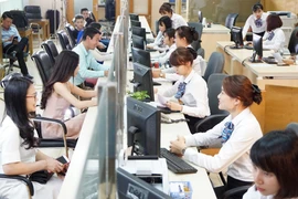 Khách hàng giao dịch tại LienVietPostBank. (Nguồn: LienVietPostBank)