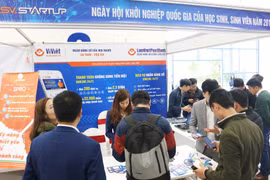 Gian hàng Ví Việt thu hút đông đảo học sinh, sinh viên và các bạn trẻ hưởng ứng tham gia. (Nguồn: CTV)