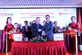 Lãnh đạo hai bên tham gia ký kết. (Nguồn: HDBank)
