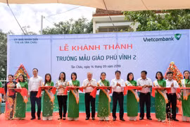 Các đại biểu tham gia cắt băng khánh thành công trình Trường mẫu giáo Phú Vĩnh 2. (Nguồn: Vietcombank)