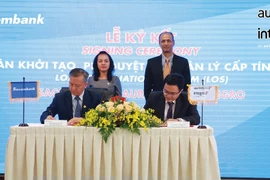 Lãnh đạo hai bên tham gia ký kết. (Nguồn: Sacombank)