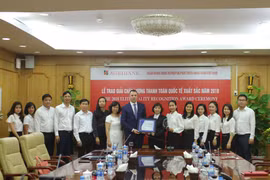 Đại diện J.P Morgan trao giải cho đạo diện Agribank. (Nguồn: CTV)
