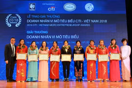 Các Tổ chức tài chính vi mô nhận giải thưởng từ ban tổ chức. (Nguồn: NHNN) 
