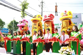 Các đại biểu cắt băng khai trương chi nhánh Vietcombank Bắc Gia Lai. (Nguồn: Vietcombank)