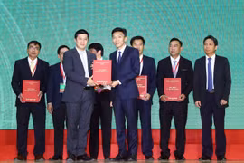 Lãnh đạo SHB (trái) trao thỏa thuận tài trợ tín dụng cho Công ty cổ phần gạo Hạnh Phúc. (Nguồn: SHB)