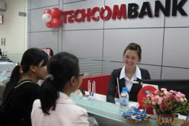 Giao dịch tại Techcombank. (Nguồn: TTXVN)