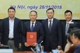 Đại diện NHNN trao quyết định cho lãnh đạo VIB. (Nguồn: CTV)