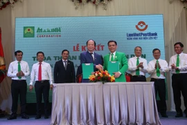Lãnh đạo hai bên tham gia ký kết. (Nguồn: LienVietPostBank)