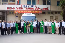 Lãnh đạo Vietcombank Huế và lãnh đạo Bệnh viện Trung ương Huế chụp hình lưu niệm tại buổi lễ bàn giao xe. (Nguồn: Vietcombank)