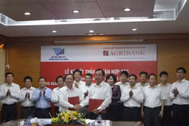 Lãnh đạo hai bên tham gia ký kết. (Nguồn: Agribank)