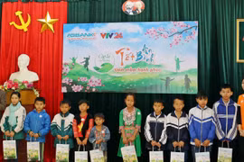 Bà Phạm Thị Hiền, Phó Tống giám đốc ABBANK tặng quà cho các em nhỏ. (Nguồn: CTV)