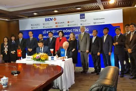 Lãnh đạo hai bên tham gia ký kết. (Ảnh: T.H/Vietnam+)