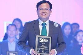 Lãnh đạo VPBank lên nhận giải thưởng. (Nguồn: VPBank)