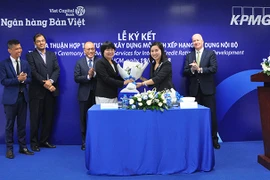 Lãnh đạo hai bên tham gia ký kết. (Nguồn: Viet Capital Bank)