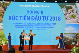 Ông Nghiêm Xuân Thành, Chủ tịch HĐQT Vietcombank (bên trái) trao tượng trưng số tiền 3,75 tỷ đồng của Vietcombank ủng hộ công tác an sinh xã hội tỉnh Tiền Giang. (Nguồn: Vietcombank)