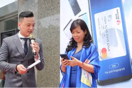 Khách hàng hào hứng trải nghiệm tính năng thanh toán bằng thẻ Maritime Bank Mastercard qua ứng dụng di động Samsung Pay tại buổi lễ ra mắt. (Nguồn: Maritime Bank)