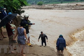Tìm kiếm người mất tích do mưa lũ tại Yên Bái. (Ảnh: Tuấn Anh/TTXVN)