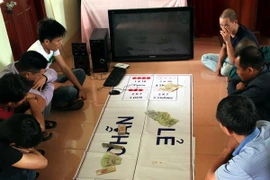 Hiện trường một vụ đánh bạc qua mạng Internet bị lực lượng chức năng phát hiện. (Ảnh minh họa: Nguyễn Công Hải/TTXVN)