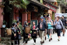 Khách du lịch nước ngoài tham quan Sa Pa. (Ảnh: Thanh Hà/TTXVN)