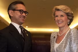 Ngoại trưởng Indonesia Marty Natalegawa (trái) và ngoại trưởng Australia Julie Bisho. (Nguồn: AP)