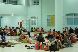 Người dân được sơ tán tránh bão. (Nguồn: TTXVN)
