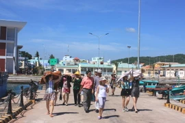 Khách tham quan du lịch tại cảng biển quốc tế An Thới-Phú Quốc. (Ảnh: Lê Sen/TTXVN)