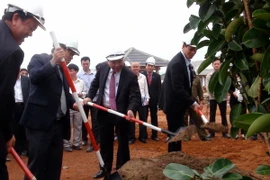 Kiểm tra việc thi công Tượng đài Mẹ Việt Nam anh hùng