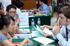 Tìm hiểu thông tin du học. (Ảnh minh họa: Thanh Tùng/TTXVN)