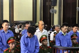 Các bị cáo tại phiên xét xử sơ thẩm. (Ảnh: Hoàng Hải/TTXVN)