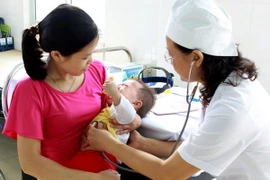 Khám sàng lọc trước khi tiêm chủng. (Ảnh minh họa: Dương Ngọc/TTXVN)