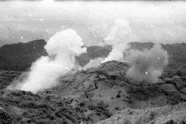 Ngày 13/3/1954, ngày mở đầu chiến dịch Điện Biên Phủ, đạn pháo của ta đã bắn trúng nhiều vị trí của địch trên đồi Him Lam, Độc Lập, Bản Kéo. (Ảnh tư liệu: TTXVN)