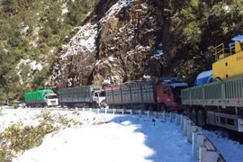 Nỗ lực khắc phục ách tắc do băng tuyết phủ ở Quốc lộ 4D