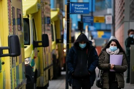 Người dân đeo khẩu trang phòng lây nhiễm COVID-19 tại London, Anh. (Ảnh: THX/TTXVN)