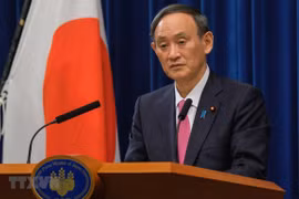 Thủ tướng Nhật Bản Suga Yoshihide phát biểu trong cuộc họp báo tại thủ đô Tokyo. (Ảnh: AFP/TTXVN)