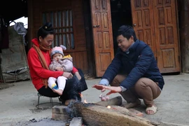 Người dân xã Quài Tở (huyện Tuần Giáo, tỉnh Điện Biên) đốt lửa sưởi ấm trong sáng sớm. (Ảnh: Xuân Tiến/TTXVN)