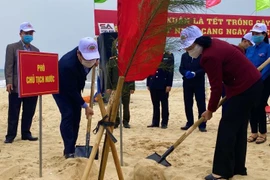 Phó Chủ tịch nước Đặng Thị Ngọc Thịnh trồng cây đầu Xuân Tân Sửu tại Quảng Bình. (Ảnh: Nhân dân)