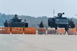 Binh sỹ gác tại một chốt kiểm soát ở Naypyidaw, Myanmar. (Ảnh: AFP/TTXVN)