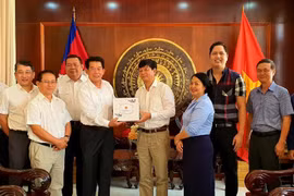 Ông Lou Kim Chhun (thứ tư, trái) bày tỏ cảm ơn và tri ân sâu sắc về sự giúp đỡ vĩ đại của quân tình nguyện Việt Nam giúp Campuchia thoát khỏi thảm họa diệt chủng đen tối. (Ảnh: Trần Long/Vietnam+)