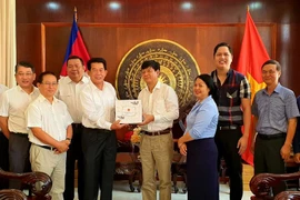 Ông Lou Kim Chhun (thứ tư, trái) bày tỏ cảm ơn và tri ân sâu sắc về sự giúp đỡ vĩ đại của quân tình nguyện Việt Nam giúp Campuchia thoát khỏi thảm họa diệt chủng đen tối. (Ảnh: Trần Long/Vietnam+)