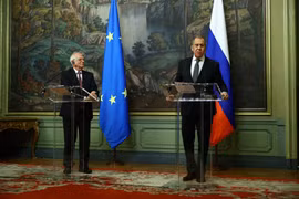 Đại diện Cấp cao phụ trách an ninh và đối ngoại của EU Josep Borrell (trái) và Ngoại trưởng Nga Sergei Lavrov (phải) tại cuộc họp báo ở Moskva ngày 5/2/2021. (Ảnh: AFP/TTXVN)