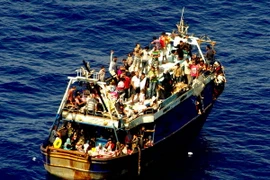 LHQ cân nhắc giải pháp phá hủy tàu thuyền dùng chở người nhập cư