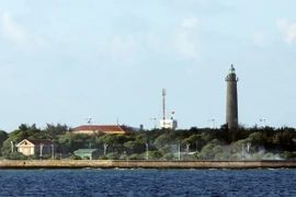 Ngọn hải đăng trên đảo Song Tử Tây nhìn từ biển vào. (Ảnh: Trọng Đức/TTXVN)