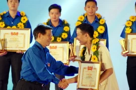 Nguyên Chủ tịch nước Nguyễn Minh Triết nhận Huy hiệu 50 năm tuổi Đảng