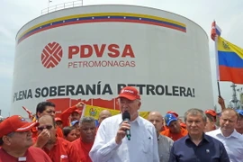 Chủ tịch Tập đoàn PDVSA Rafael Ramirez (giữa) và Chủ tịch Rosneft Igor Sechin thăm nhà máy đông lạnh JOSE ở Barcelona, bang Anzoategui, Venezuela 23/5/2013. (Nguồn: AFP/TTXVN)