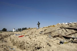 Quân đội Chính phủ Iraq gác tại một trạm kiểm soát ở Jurf al-Sakher, cách thủ đô Baghdad khoảng 50km về phía nam ngày 24/5. (Nguồn: AFP/TTXVN)