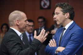 Bộ trưởng Tài chính Hy Lạp Yanis Varoufakis (trái) và Chủ tịch Eurogroup Jeroen Dijsselbloem trước cuộc họp ngày 11/5. (Nguồn: AFP/TTXVN)