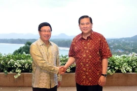 Phó Thủ tướng kiêm Bộ trưởng Ngoại giao Thái Lan Tanasak Patimapragorn đón Phó Thủ tướng, Bộ trưởng Ngoại giao Phạm Bình Minh. (Ảnh : TTXVN phát)