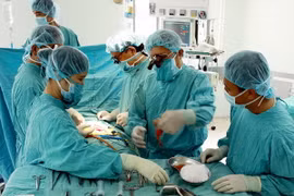 Cứu sống bệnh nhân bị dao đâm thủng tim, tràn dịch màng phổi